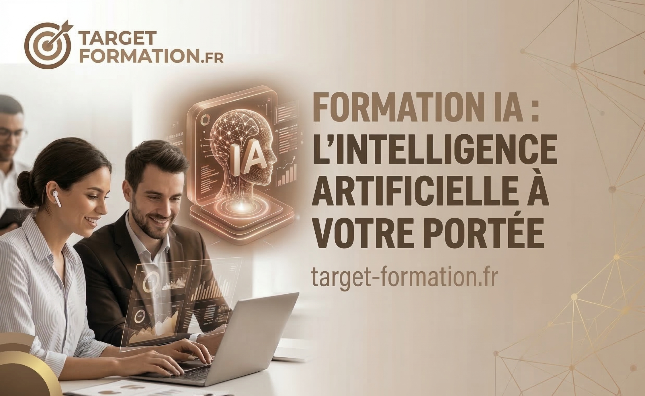 Deux professionnels souriants travaillent sur un ordinateur portable, avec des lunettes et des écouteurs, autour d’un symbole IA et d’éléments graphiques futuristes. Qualiopi organisme de formation n’est pas explicitement visible mais reste lié à la thématique.